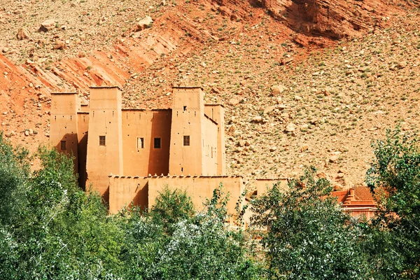 Marocká kasbah v pohoří atlas, Afrika — Stock fotografie