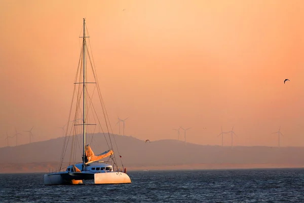 Yacht i solnedgången ljus, essaouira, Marocko, Afrika — Stockfoto