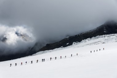 bir buzul geçme alpinists ekibi