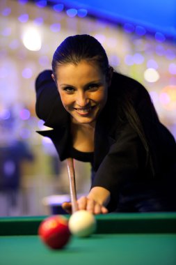 Bilardo oynayan genç kız