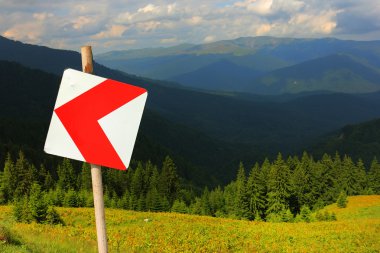eğri yol işaret bir dağ yolu üzerinde