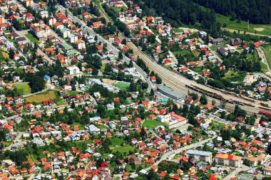 Bir dağ kasabasının havadan görünüşü