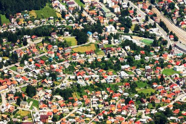 Bir dağ kasabasının havadan görünüşü