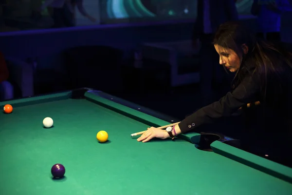 Young girl playing snooker — Stock Photo, Image