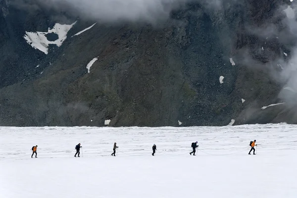Tým alpinismu křížení ledovec — Stock fotografie