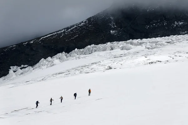 Zespół alpinistów przechodzenie przez lodowiec — Zdjęcie stockowe