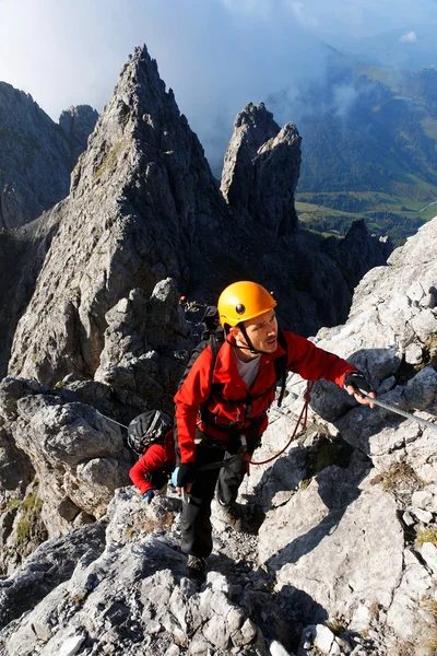 Alpinista na trasie koenigsjodler, austria — Zdjęcie stockowe