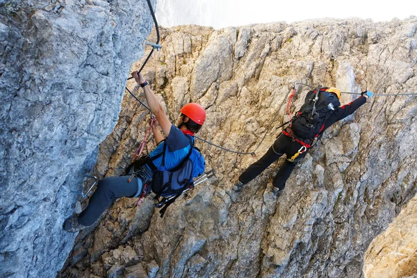 Horolezecké horolezci na koenigsjodler trase, Rakousko — Stock fotografie