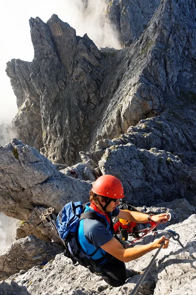 Alpinista sulla via Koenigsjodler, Austria — Foto Stock