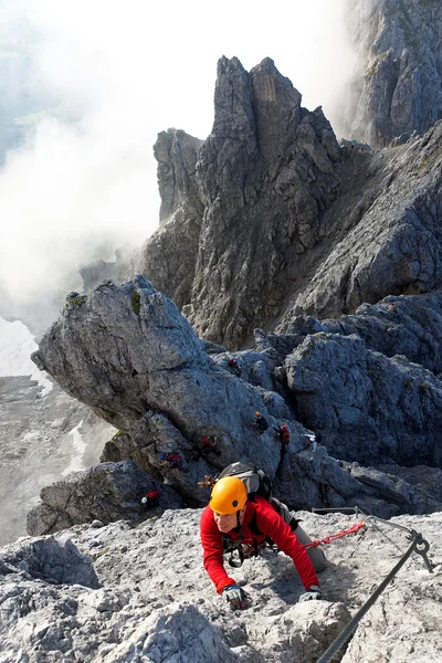 Alpinista na trasie koenigsjodler, austria — Zdjęcie stockowe
