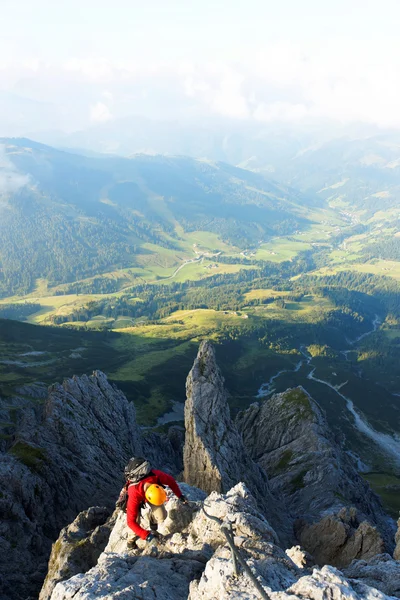 Alpinista na trasie koenigsjodler, austria — Zdjęcie stockowe