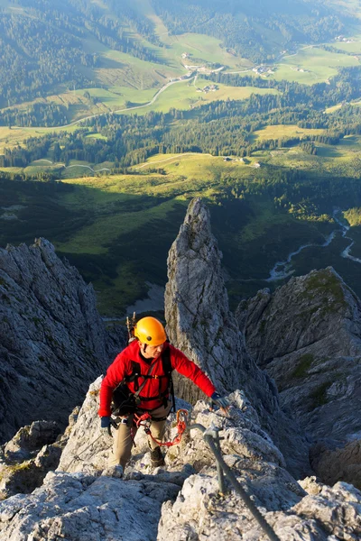 Alpinista na trasie koenigsjodler, austria — Zdjęcie stockowe