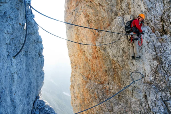 Alpinista na trasie koenigsjodler, austria — Zdjęcie stockowe