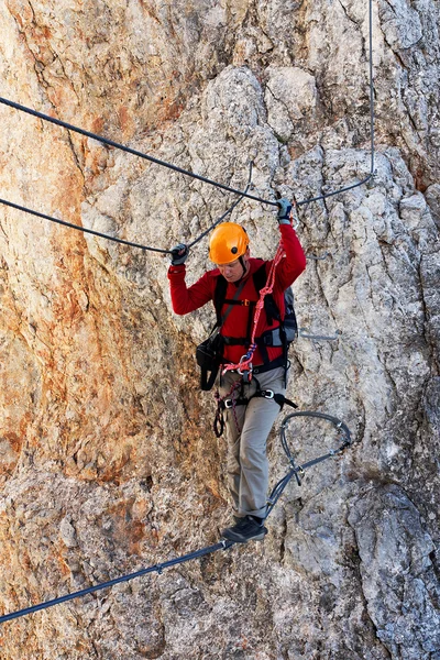 Alpinista na trasie koenigsjodler, austria — Zdjęcie stockowe