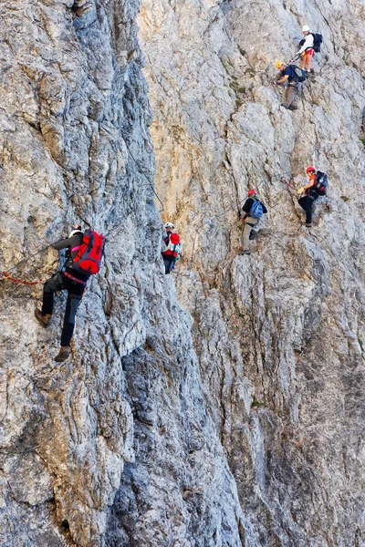 Wspinaczka alpinistów na trasie koenigsjodler, austria — Zdjęcie stockowe