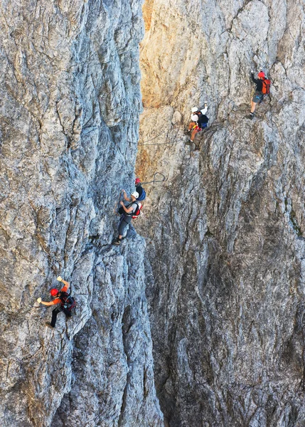 Horolezecké horolezci na koenigsjodler trase, Rakousko — Stock fotografie