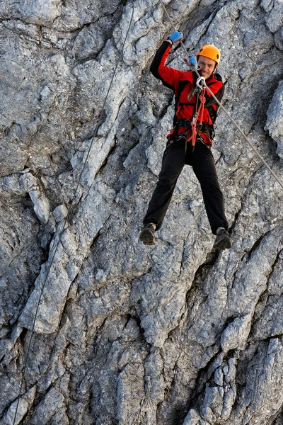 Alpinista wspinaczka na koenigsjodler szlaku, austria — Zdjęcie stockowe