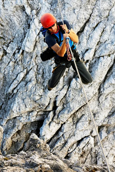 Alpinista arrampicatore sulla via Koenigsjodler, Austria — Foto Stock