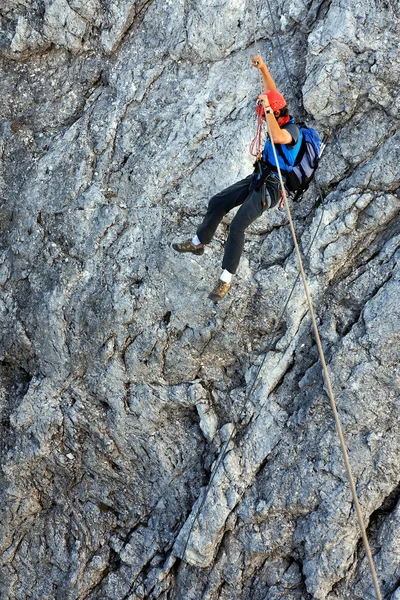 Klättring alpinist på koenigsjodler väg, Österrike — Stockfoto