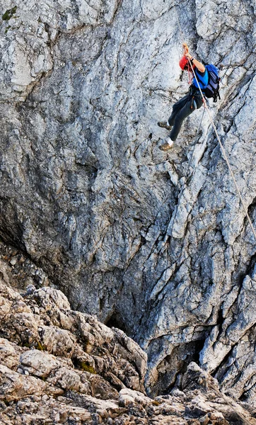 Alpinista wspinaczka na koenigsjodler szlaku, austria — Zdjęcie stockowe