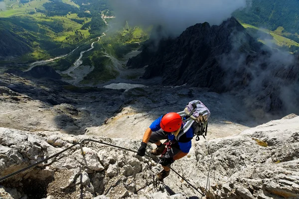 Alpinista arrampicatore sulla via Koenigsjodler, Austria — Foto Stock