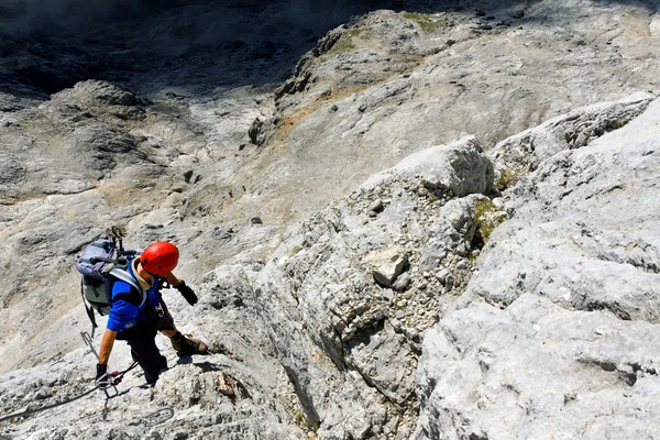 Alpinista de escalada na rota Koenigsjodler, Áustria — Fotografia de Stock