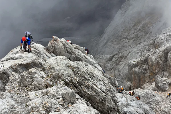 Koenigsjodler 경로, 오스트리아에 등산 alpinists — 스톡 사진