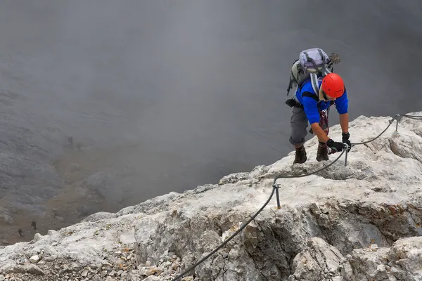 Alpinista arrampicatore sulla via Koenigsjodler, Austria — Foto Stock