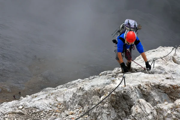 Alpinista wspinaczka na koenigsjodler szlaku, austria — Zdjęcie stockowe