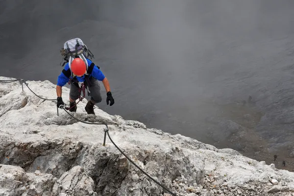 Alpinista arrampicatore sulla via Koenigsjodler, Austria — Foto Stock