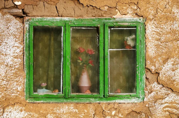 Finestra di una casa abbandonata — Foto Stock