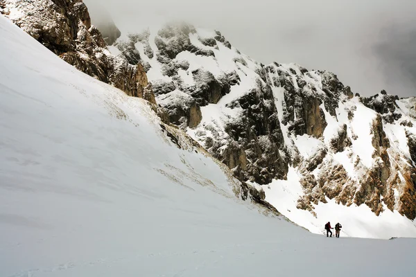 Trekking de inverno nas montanhas — Fotografia de Stock