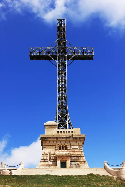 Helden monument van caraiman, bucegi bergen, Roemenië — Stockfoto