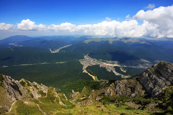 Vista aérea de uma cidade de montanha — Fotografia de Stock