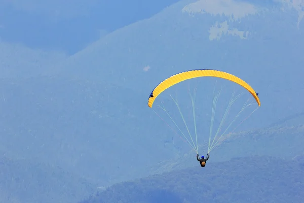 Dağ yamaç paraşütü — Stok fotoğraf