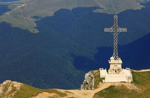 Monumento a los Héroes de Caraiman, Montañas Bucegi, Rumania —  Fotos de Stock