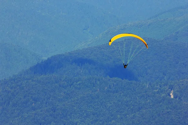 Parapente de montanha — Fotografia de Stock