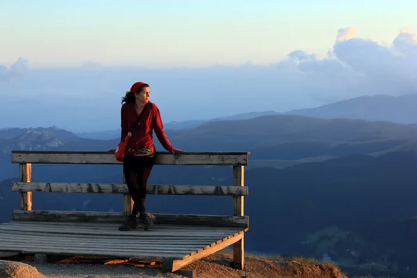 Jong meisje het alpine landschap bewonderen — Stockfoto