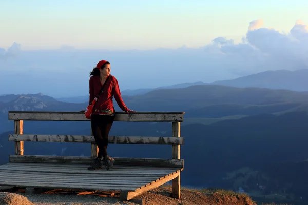 Chica joven admirando el paisaje alpino — Foto de Stock