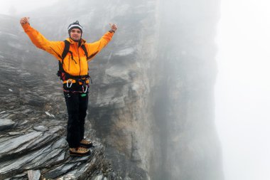 alpinist uçuruma contemplating