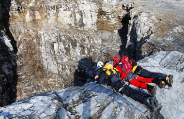 uçurum düşünürken alpinists