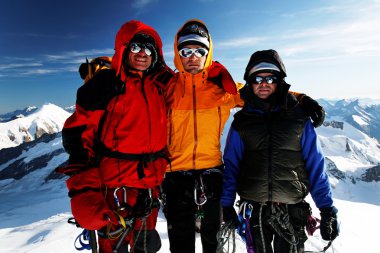 bir tepe üzerinde kutluyor alpinists ekibi