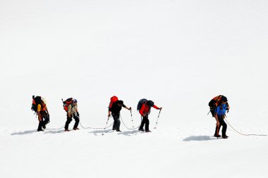 bir buzul geçme alpinists ekibi