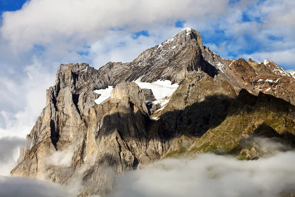 Wetterhorn peak (3692m) přes vesnici grindelwald, Švýcarsko — Stock fotografie