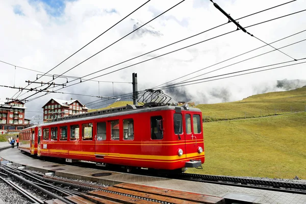 Jungfrau Bahn i Kleine Scheidegg Jernbanestasjon, Sveits – stockfoto