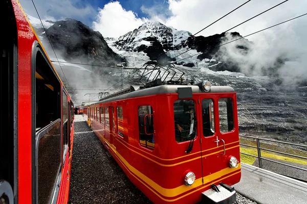 Jungfrau Bahn i Kleine Scheidegg Jernbanestasjon, Sveits – stockfoto