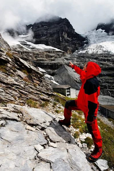 Alpinista che contempla il ghiacciaio dell'Eiger, Svizzera — Foto Stock