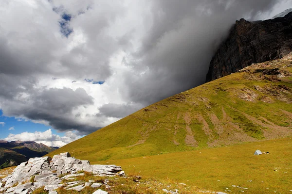 Turist tält på eiger topp — Stockfoto