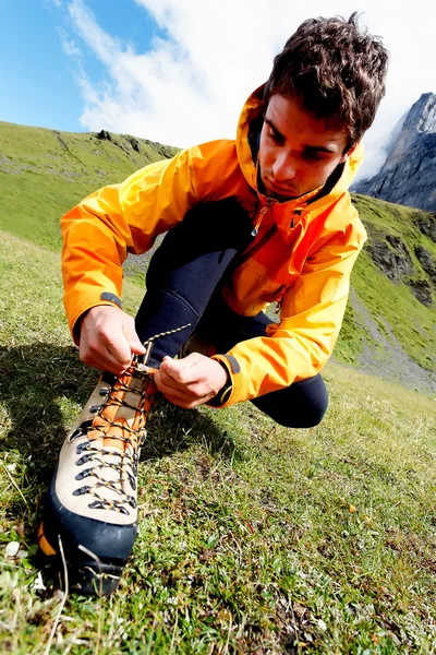 Alpinist preparing for climbing — Stock Photo, Image