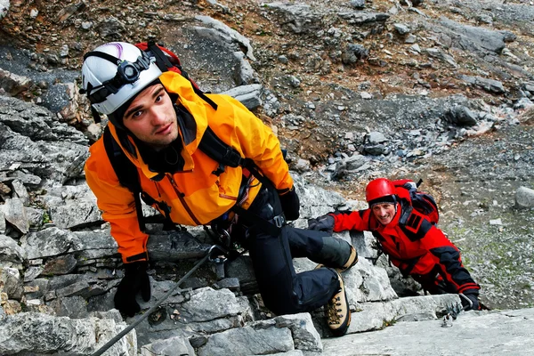 Alpinisten erklimmen den Gipfel — Stockfoto